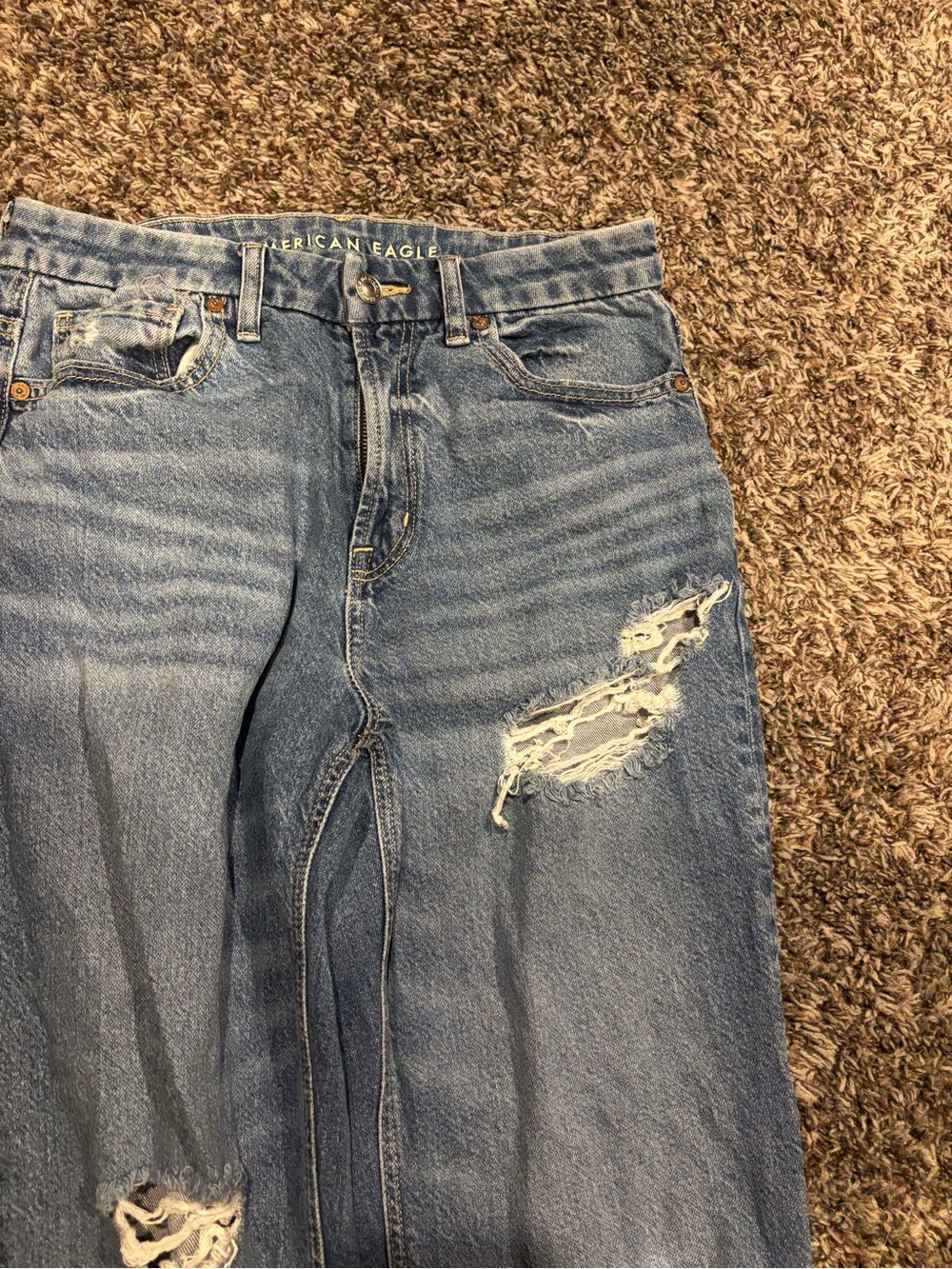 Women's American Eagle Light Blue Distressed Curvy Mom Jeans - Picture 2 of 8